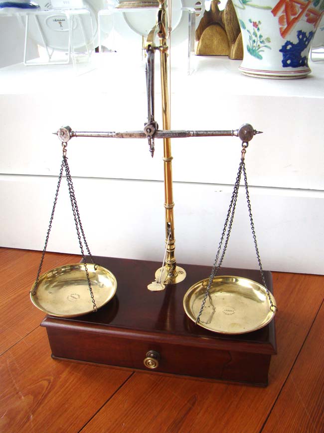 A beautiful 19th century brass mounted Apothecary Scale by W & T Avery, London, circa 1850 — image 2
